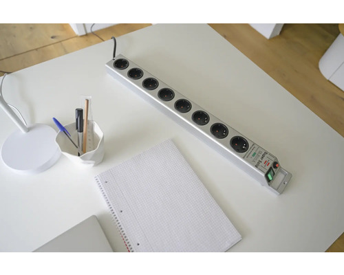 Steckdosenleiste mit acht Anschlüssen auf einem Schreibtisch