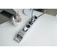 Multiprise avec prises sur un bureau