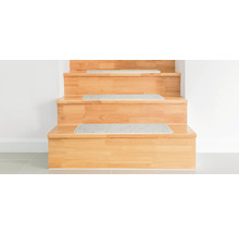 Escalier en bois avec tapis de marche