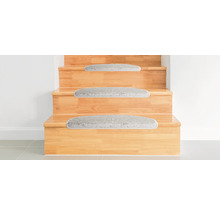 Escalier en bois avec tapis de marches