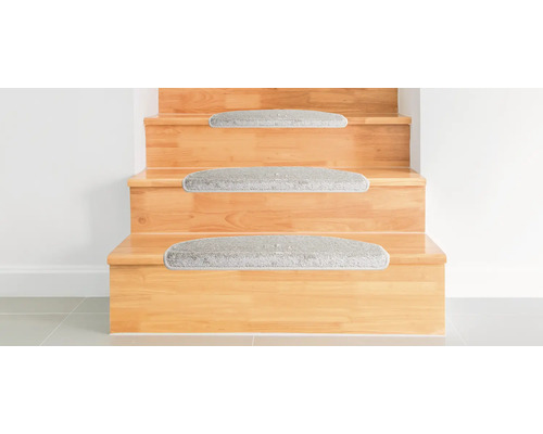 Escalier en bois avec tapis de marches