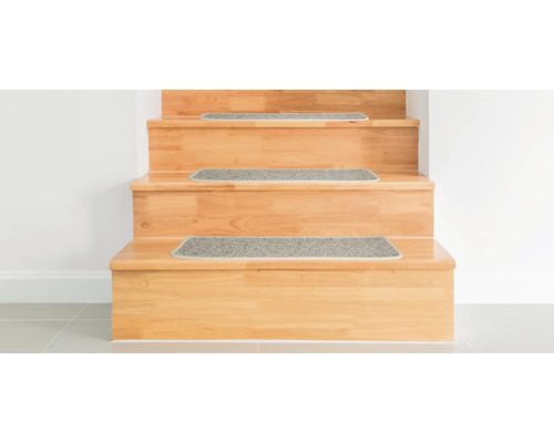 Escalier en bois avec tapis de marche