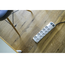 Multiprise à douze prises sur un plancher en bois