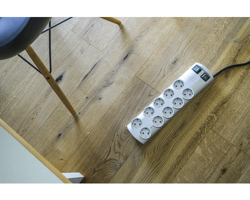 Multiprise à douze prises sur un plancher en bois