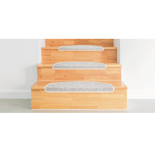 Escalier en bois avec trois marches et des couvre-marches en moquette