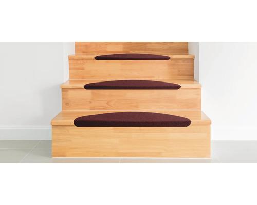 Holztreppe mit textilen Stufenmatten