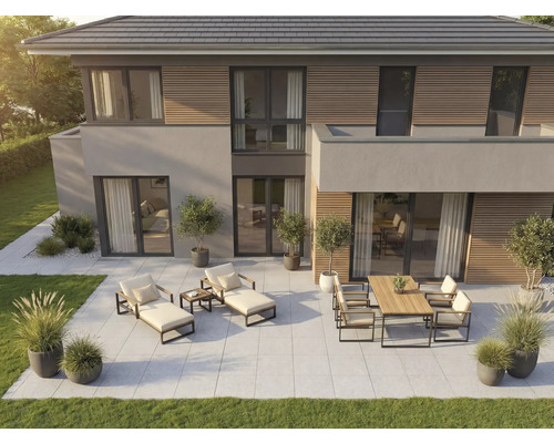 Aussenbereich eines modernen Hauses mit Terrassenmöbeln auf Fliesen