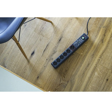 Steckdosenleiste mit sechs Steckplätzen auf Holzboden