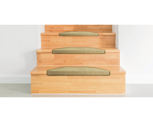 Holztreppe mit Stufenmatten