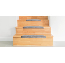 Escalier en bois avec tapis de marches gris