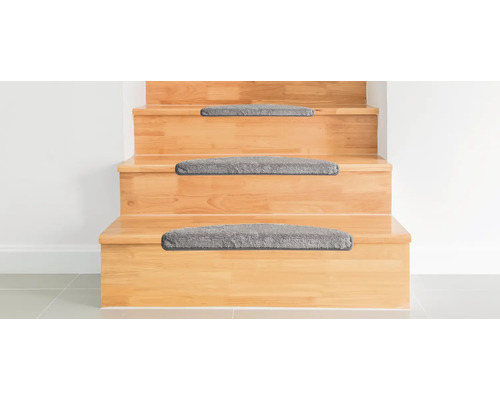 Escalier en bois avec tapis de marches gris