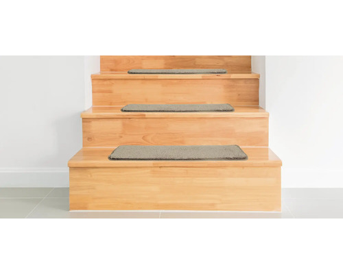 Escalier en bois avec tapis de marche