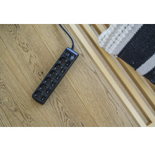 Bloc multiprise avec interrupteur sur plancher en bois