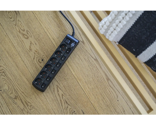 Bloc multiprise avec interrupteur sur plancher en bois