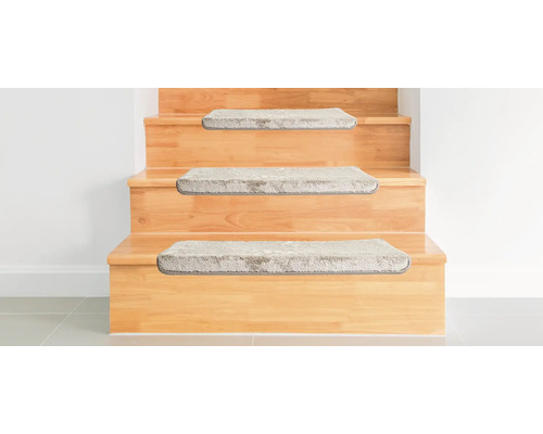 Escalier en bois avec tapis de marche