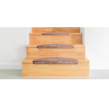 Holztreppe mit Teppichstufen