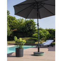 Szene mit Sonnenschirm, Sonnenschirmständer, Kübelpflanze und Liegestuhl am Pool