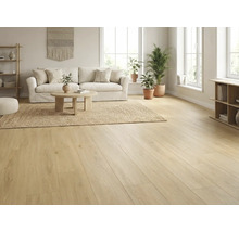 Salon lumineux avec plancher en bois, canapé, tapis et plantes pour une ambiance conviviale.