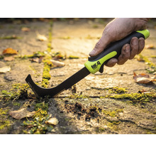 Sarcloir à joints de jardin en utilisation sur des pavés