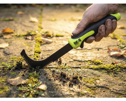 Sarcloir à joints de jardin en utilisation sur des pavés