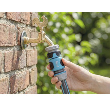 Gartenschlauchanschluss an einem Wasserhahn mit Hahnanschlussstück