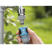 Raccord rapide pour tuyau d'arrosage en cours de connexion au robinet