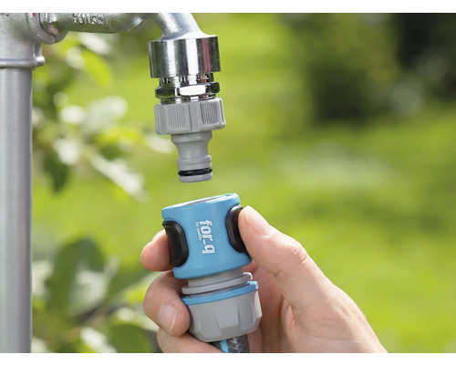 Raccord rapide pour tuyau d'arrosage en cours de connexion au robinet