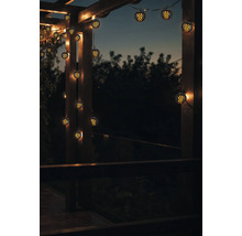 Guirlande lumineuse décorative avec des lampes sphériques sur une pergola en bois