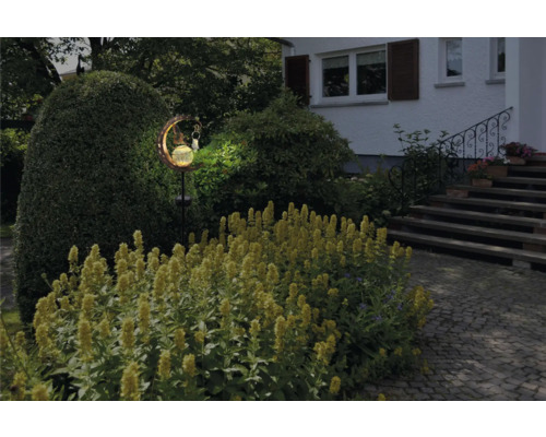 Leuchtender Mond mit Fee als Gartendekoration im Aussenbereich.