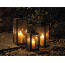 Dekorative Windlichter aus Metall und Glas mit Kerzen für den Außenbereich.