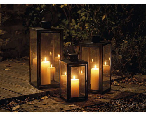 Dekorative Windlichter aus Metall und Glas mit Kerzen für den Außenbereich.