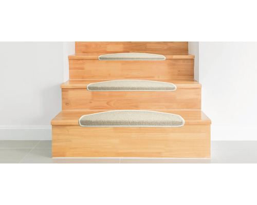 Escalier en bois avec tapis de marche