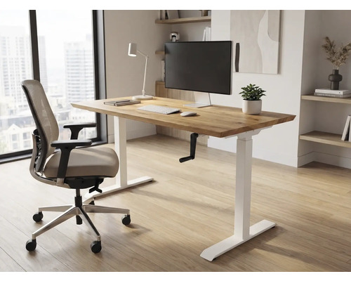 Büro mit höhenverstellbarem Schreibtisch, Bürostuhl und Computer