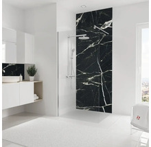 Salle de bains moderne avec paroi de douche aspect marbre, lavabo et serviette