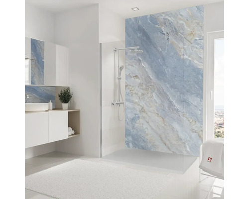 Salle de bains moderne avec revêtement mural en marbre, douche et lavabo