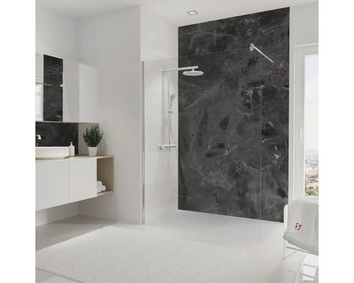 Salle de bains lumineuse avec douche, lavabo et miroir