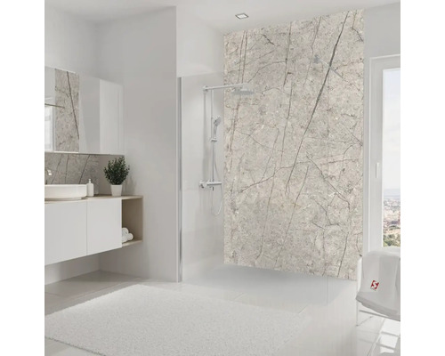 Helles Badezimmer mit ebenerdiger Dusche, Waschtisch und Marmoroptik.