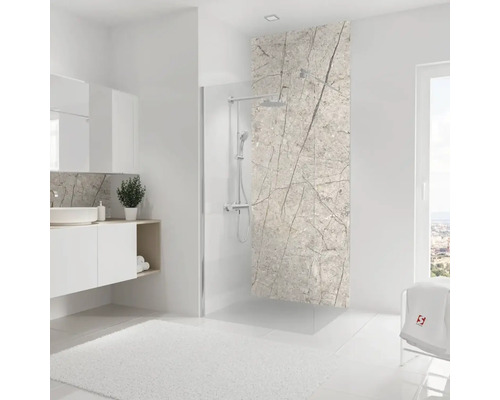 Helles Badezimmer mit Waschtisch, Dusche und marmorierter Wand