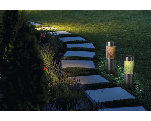 Beleuchteter Garten mit Solarleuchten entlang eines Steinpfads