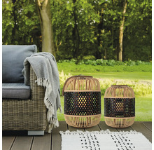 Deux lanternes décoratives en bambou sur une terrasse