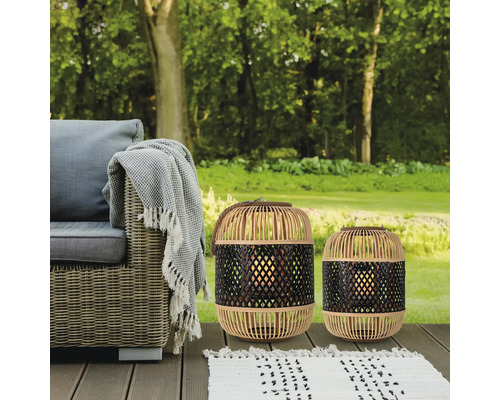 Deux lanternes décoratives en bambou sur une terrasse