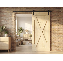 Porte coulissante en bois avec motif en X dans un intérieur rustique