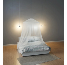 Schlafzimmer mit Himmelbett und Moskitonetz