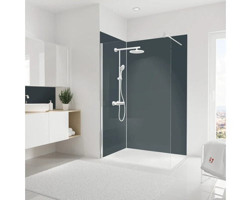 Salle de bains moderne avec douche, lavabo et tapis de bain