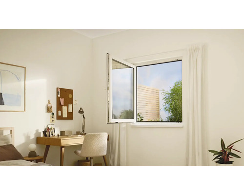 Pièce lumineuse avec fenêtre oscillo-battante, bureau et décoration