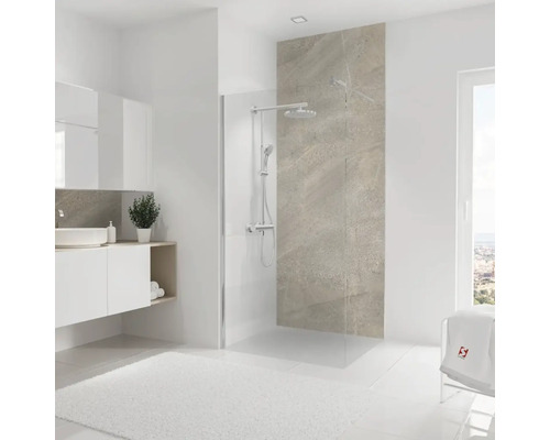 Salle de bain lumineuse avec douche plain-pied, lavabo et miroir