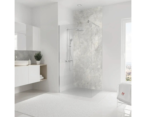 Salle de bains lumineuse avec cabine de douche, lavabo et fenêtre