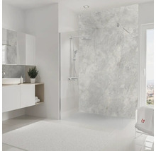 Salle de bain lumineuse avec douche, lavabo et miroir