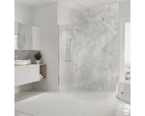 Salle de bain lumineuse avec douche, lavabo et miroir