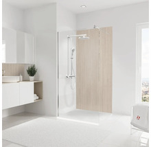 Salle de bains lumineuse avec paroi de douche, lavabo et serviette